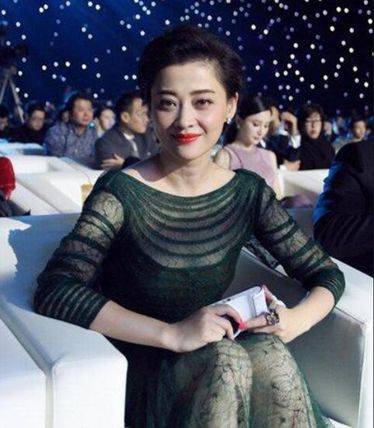 她是章子怡刘烨同学，曾将丈夫捧红却被抛弃，如今45岁成人生赢家