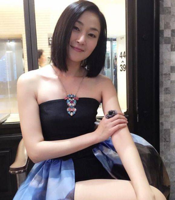 她是香港第一腿模，与甄子丹同居4年，结婚20年一直没生孩子