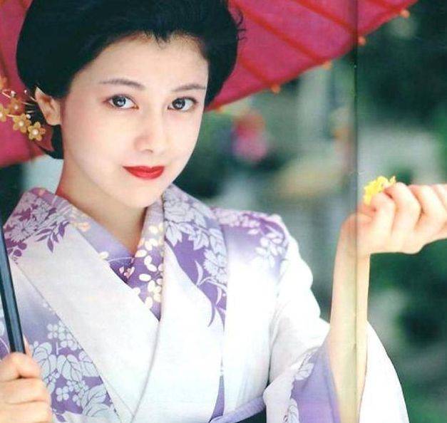 她因美到“无法形容”轰动日本，被网友称为花瓶，可惜至今未嫁
