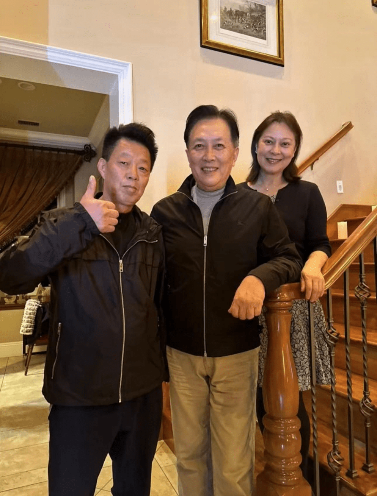 70岁唐国强现身好意思国！体态暴瘦吃大餐喝好意思酒，浑家聪敏五官清雅