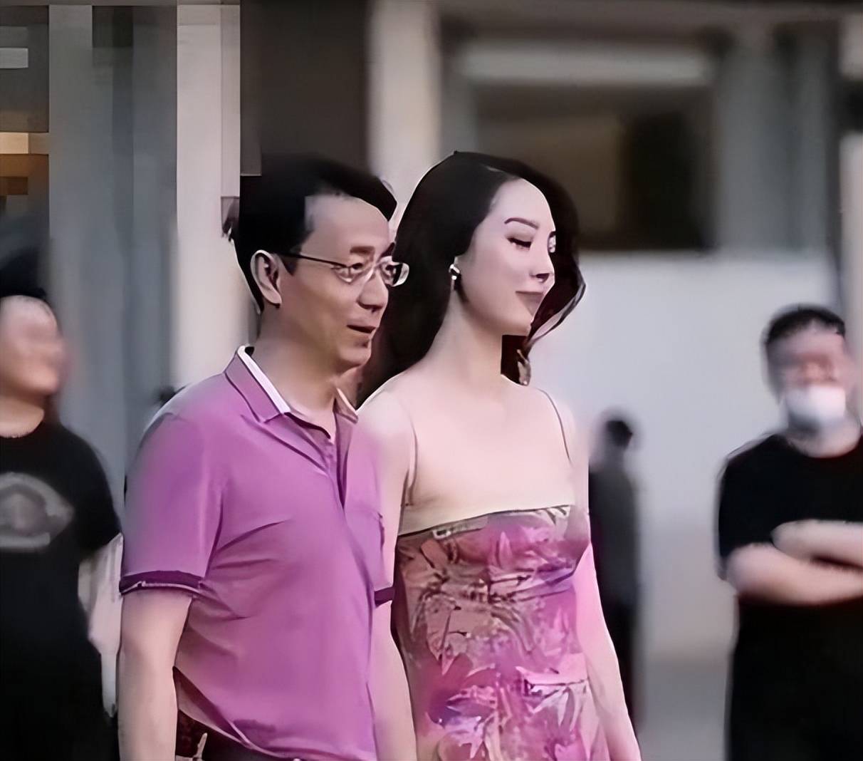 胡继勇的眼神确切差！女方靠整容翻身，6年前的体重160斤