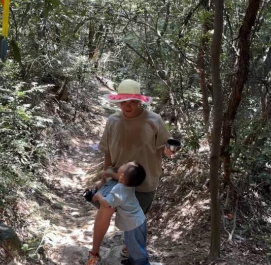 朱丹携家东说念主出游，俩娃紧跟大东说念主太可儿，周一围在旁暖心追随