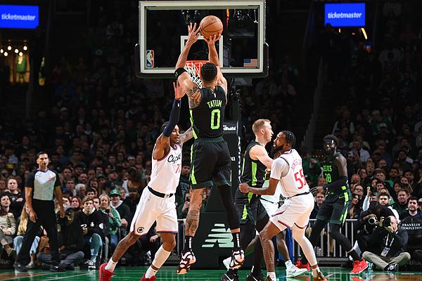 NBA | 绿军下起神奇3分雨平历史纪录 大胜快船紧追骑士