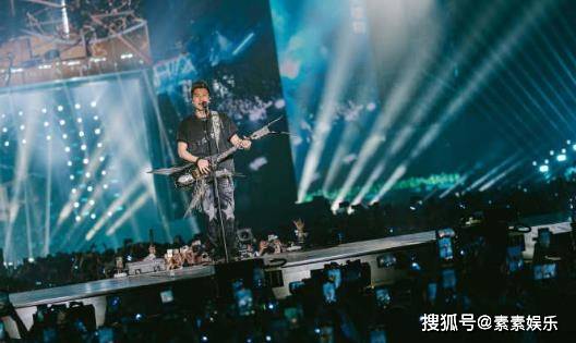 李嘉欣和许晋亨看谢霆锋演唱会,何超琼同场现身,3东说念主全程无换取
