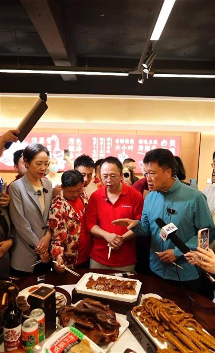 探秘卤鹅哥走红密码，他凭啥成网红？