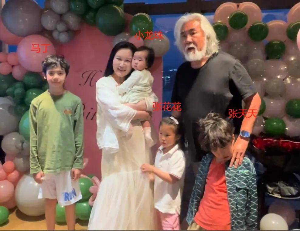 张纪中为娇妻庆生,混血继子站傍边被萧索,下巴后缩网友号召存眷