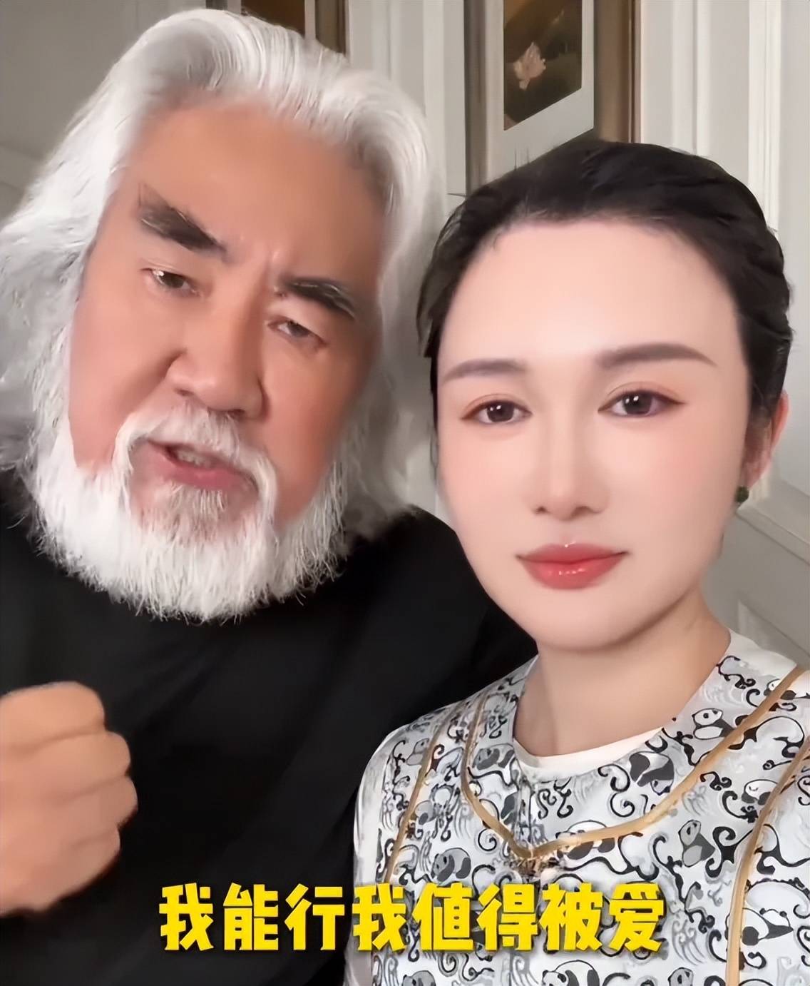 张纪中为娇妻庆生,混血继子站傍边被萧索,下巴后缩网友号召存眷