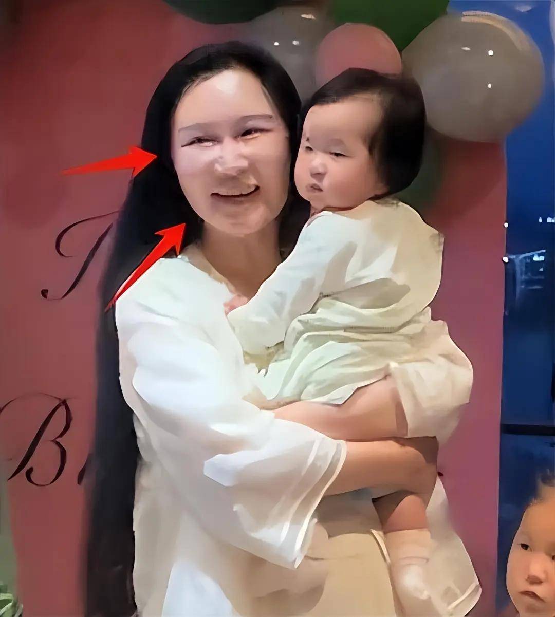 张纪中为娇妻庆生,混血继子站傍边被萧索,下巴后缩网友号召存眷