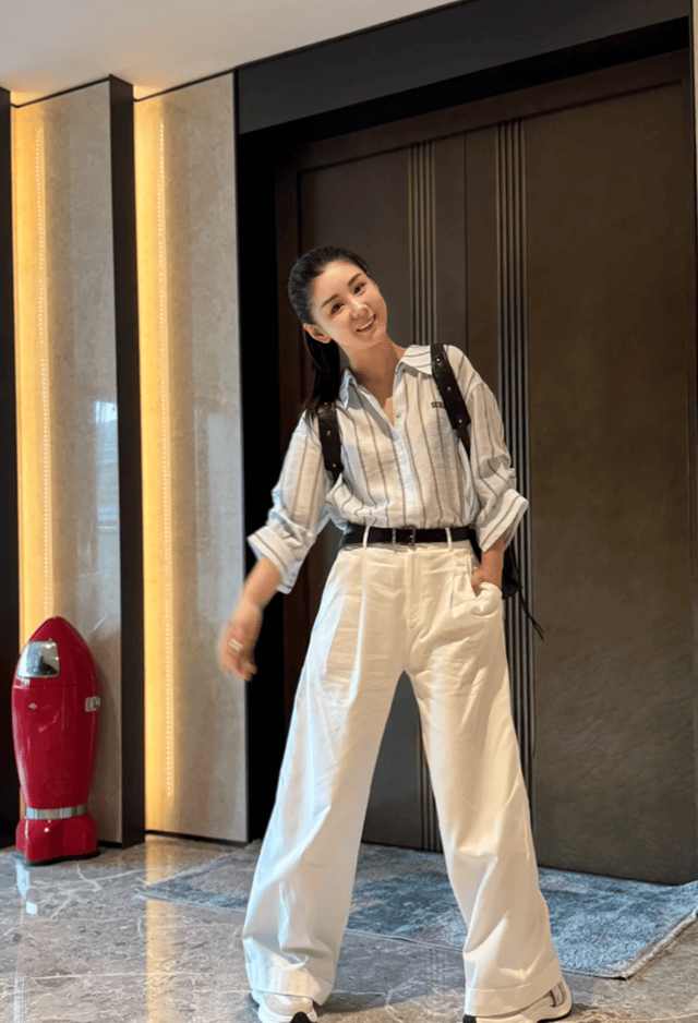 王雷一家四口住北京大平层，3岁女儿帮李小萌拍照，拍的姆妈好好意思