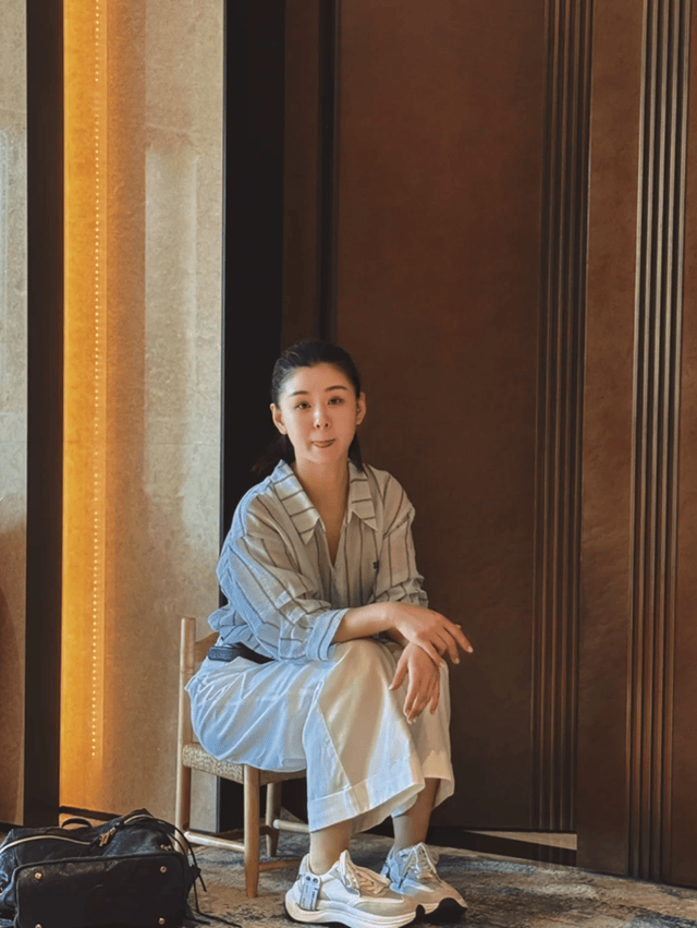 王雷一家四口住北京大平层，3岁女儿帮李小萌拍照，拍的姆妈好好意思