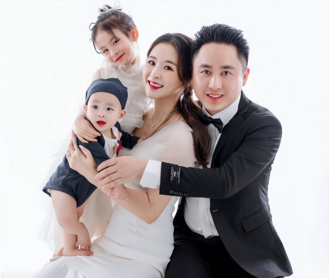 曝网红散打哥出轨,与好意思女喝交杯酒算作亲密,细君发伤感文疑禀报