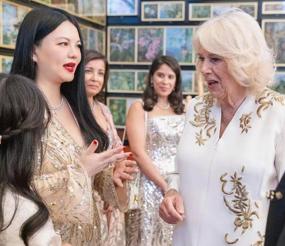 李湘还在晒英国王室合照，姿态太低惹群嘲，卡米拉用指尖和她捏手