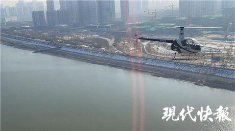 南京警方出动直升机管理假日交通