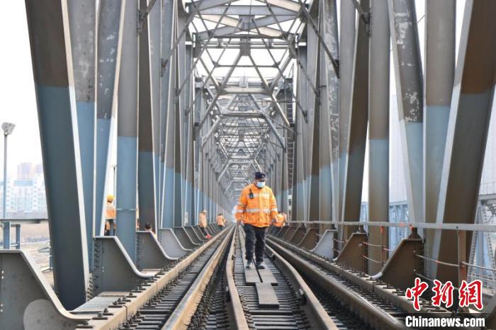 百年淮河铁路桥：“护理师”穿梭忙碌