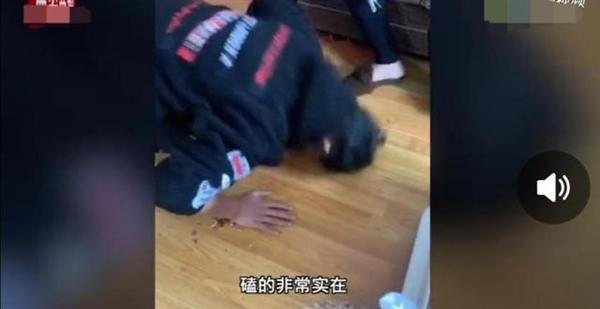 男孩磕头碎核桃向舅舅讨压岁钱 网友：磕到头上起包真是拼