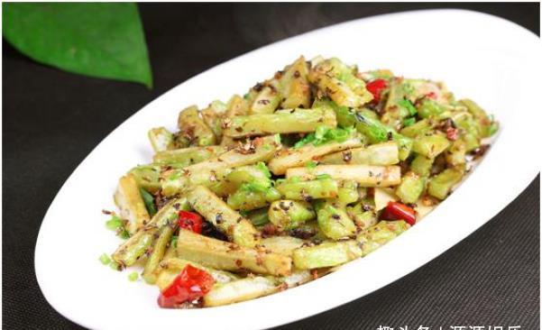 经选美食:凉拌机爪,小炒猪肝,蒸油豆腐,干煸苦瓜的做法