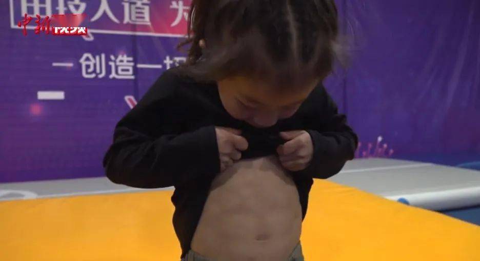 这是高手！7岁女孩学功夫练出腹肌：想像张伟丽一样厉害