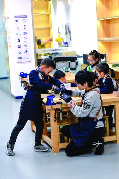上海上外静安外国语小学“木工车间”：学生认知基础事物的“匠心匠意”