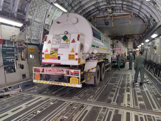 氧气难求！印度出动军机从国外运氧气 现场曝光