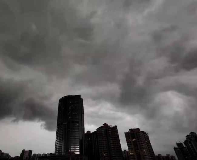 广州市5月4日下午天空泼墨雷雨大风来袭