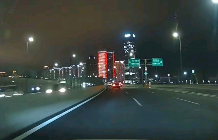 山东青岛:男子驾车被高楼某用户用激光笔突然照射！