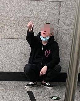 北京地铁4号线站台一男子吸烟被举报 警方：已依法处理