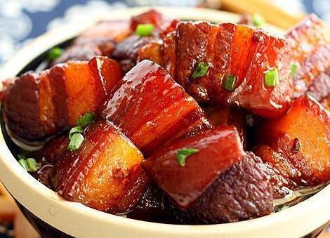 高脂肪、油腻的食物，如红烧猪肉、炸鸡等，不仅容易使人发胖，引起消化