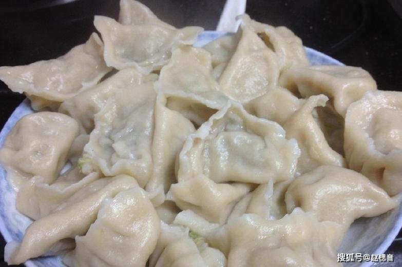 煮饺子时，用热水还是冷水？很多人都做错，难怪饺子会“煮糊”