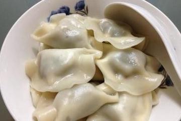 煮饺子时，用热水还是冷水？很多人都做错，难怪饺子会“煮糊”