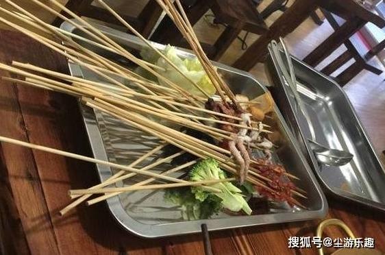 图便宜请吃串串，8毛1串，结账花380元，怒吼：老板你TM又忽悠我