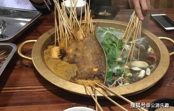 图便宜请吃串串，8毛1串，结账花380元，怒吼：老板你TM又忽悠我