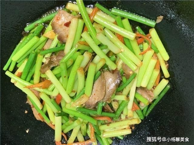 炒蒜苔直接炒是大错特错的，多加这1步，蒜苔更嫩更入味