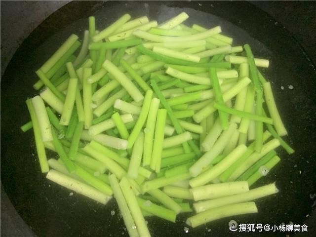 炒蒜苔直接炒是大错特错的，多加这1步，蒜苔更嫩更入味