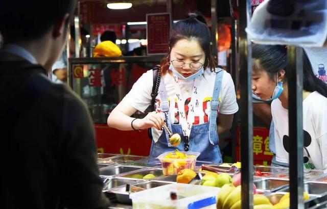 趁着夜色去打卡，泸州这些美食街最抚凡人心