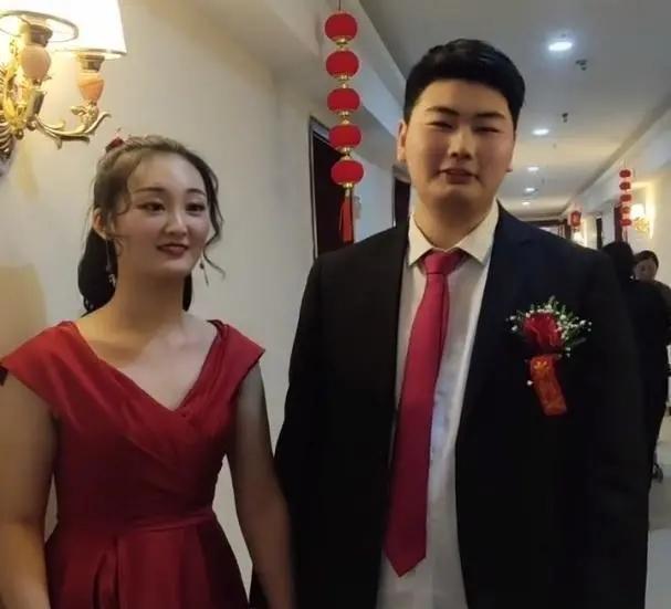 大衣哥儿子真懂事：帮新婚老婆拎包走亲戚，给足了娘家人面子