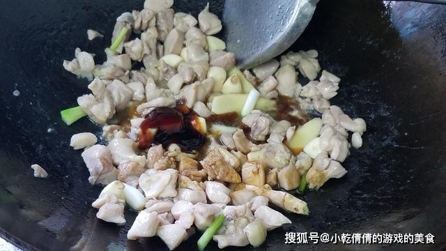 洋葱土豆焖鸡腿的做法，味道很不错的一道美食，又香又好吃