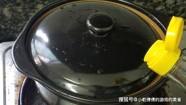 洋葱土豆焖鸡腿的做法，味道很不错的一道美食，又香又好吃