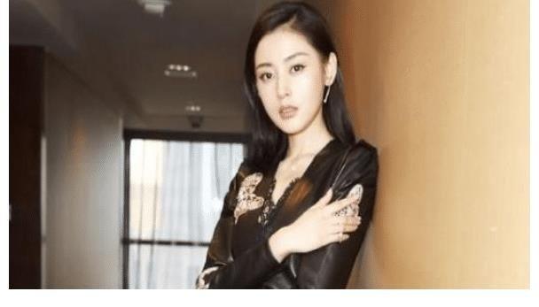 东北女演员张天爱，阴差阳错成为演员，喜欢抹胸裙子是天生衣架子