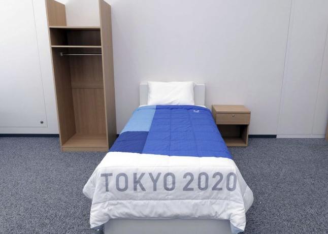 东京奥运村纸板床被压塌！9名运动员测试纸板床承重，姚明也能放心睡！