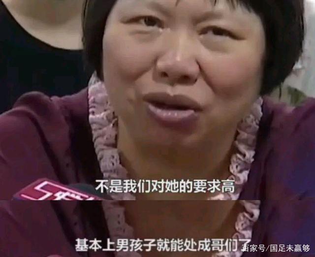 杨倩的妈妈与伊藤美诚的妈妈，差距真大啊。还是杨倩幸福多了！