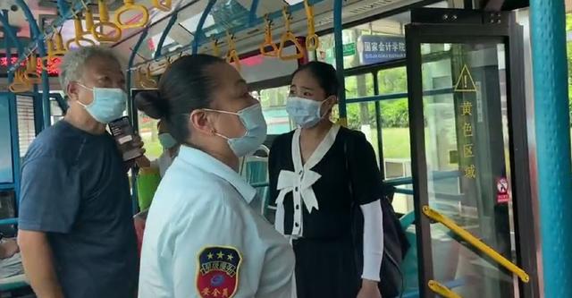 “你们都是垃圾！”福建一外籍女子乘公交不戴口罩，中国姑娘提醒反被骂哭