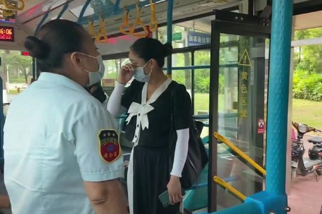 “你们都是垃圾！”福建一外籍女子乘公交不戴口罩，中国姑娘提醒反被骂哭