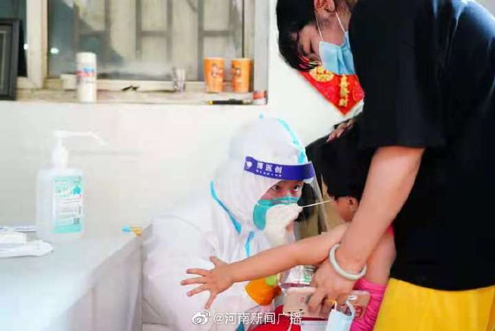 河南紧急抽调15家省级医院2300名医护人员 连夜支援郑州全员核酸检测