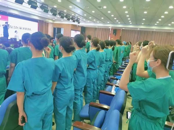 河南省卫健委紧急抽调2300名医护，连夜支援郑州全员核酸检测