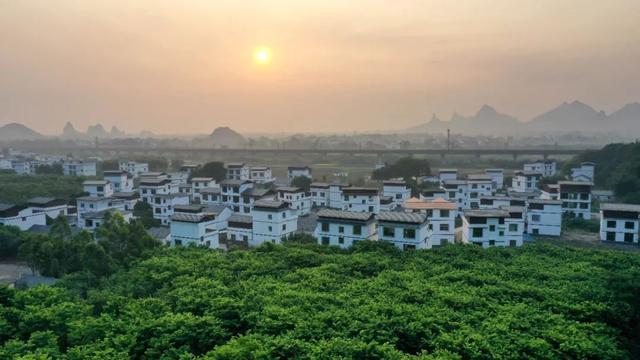 《广西日报》半版报道柳州这个村 | 绘就美丽乡村 留住浓浓乡愁