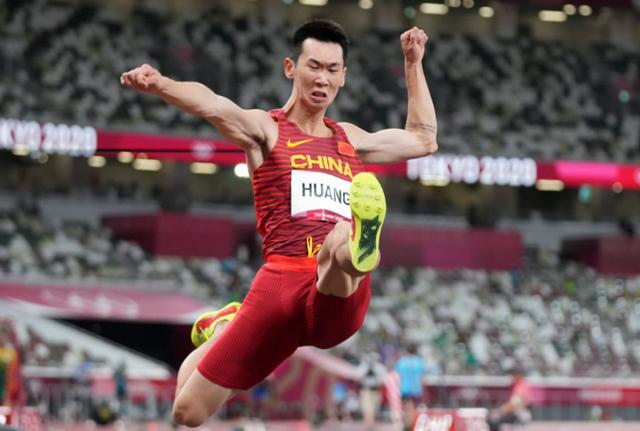 男子跳远希腊选手滕托格鲁夺冠，中国选手黄常洲获得第10名