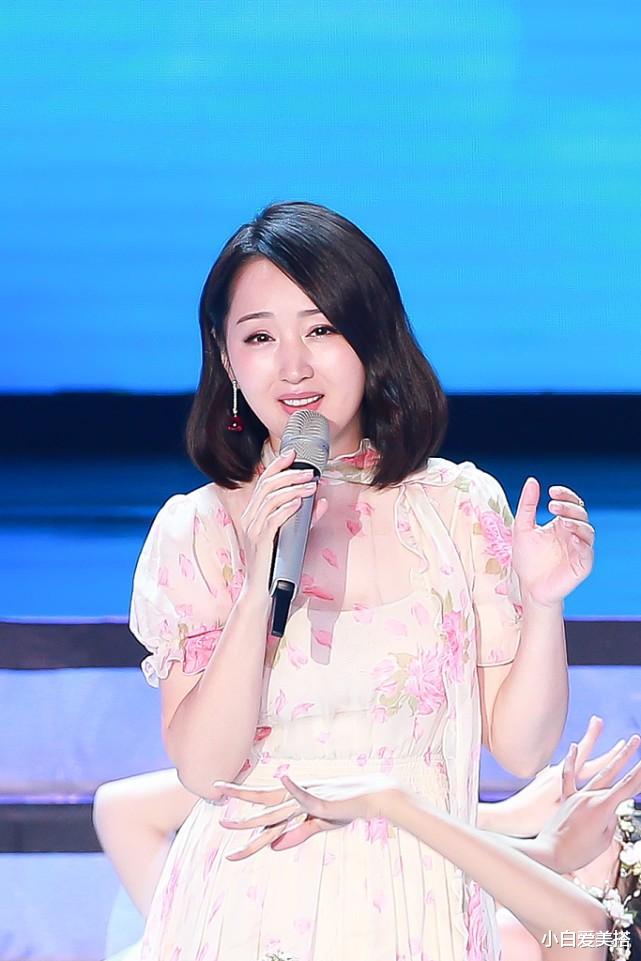 杨钰莹50岁了还那么精致，穿着印花长裙，看起来还像个小女孩一样