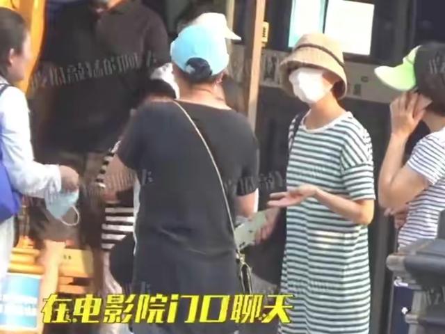 袁泉母女罕被拍，11岁女儿比例惊人模样太像夏雨，千元羽毛球抢镜