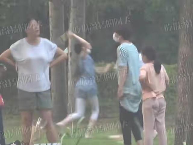 袁泉母女罕被拍，11岁女儿比例惊人模样太像夏雨，千元羽毛球抢镜