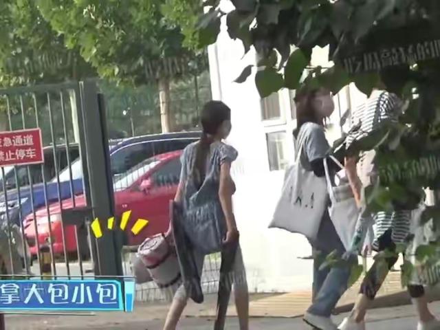 袁泉母女罕被拍，11岁女儿比例惊人模样太像夏雨，千元羽毛球抢镜